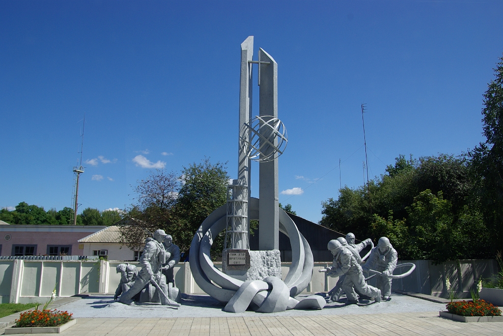 IMGP7448.jpg - A sok emlékmű egyike. Ezt a első tűzoltók tisztelére emelték, akik mind egy héten belül meghaltak a baleset után. One of the many monuments. This one was erected to honor the first firefighters on the scene who all died within a week after the accident.